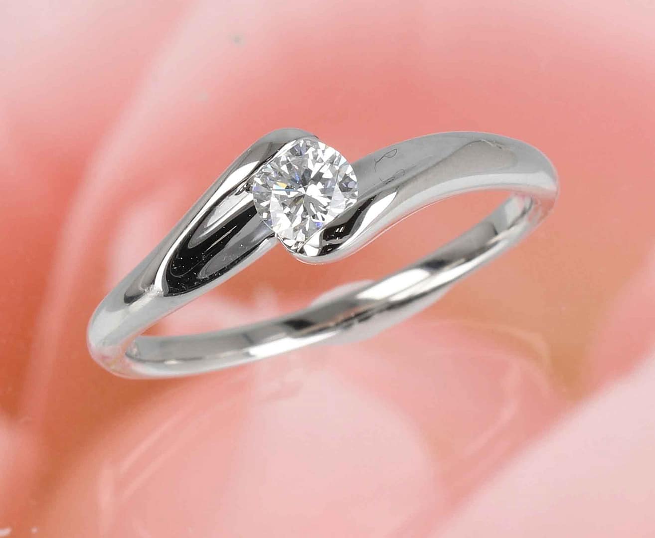 立爪の指輪をひっかかりにくいリングにジュエリーリフォーム